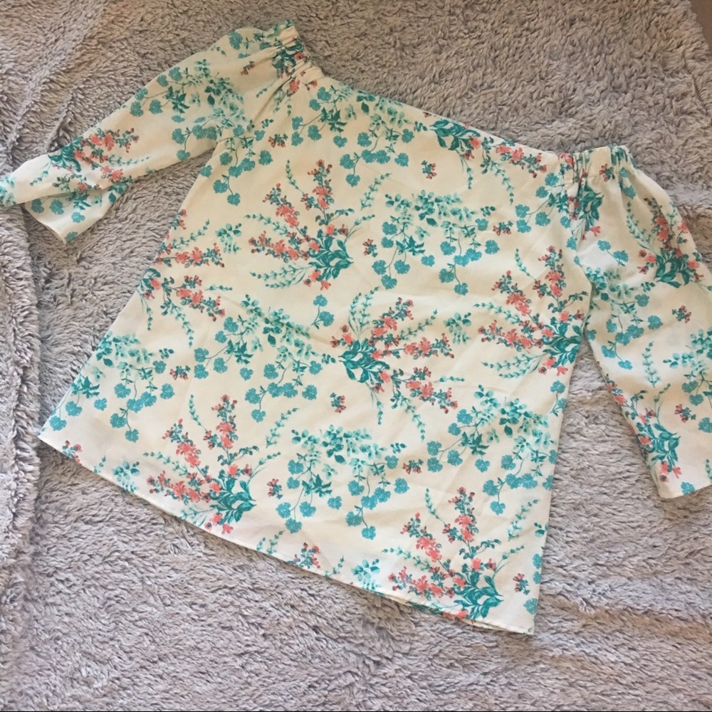 ✨ Charming Charlie Floral Flowy Top 💐